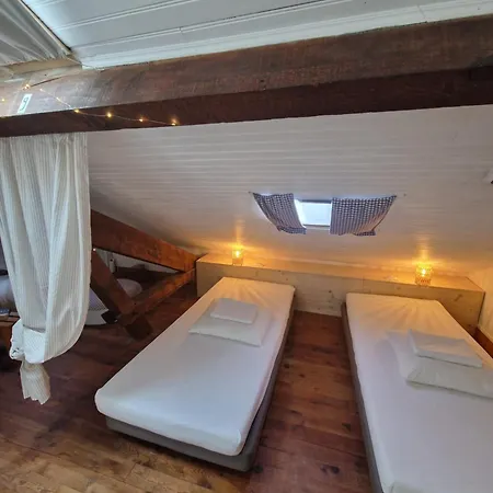 - Utopy Auberge de jeunesse